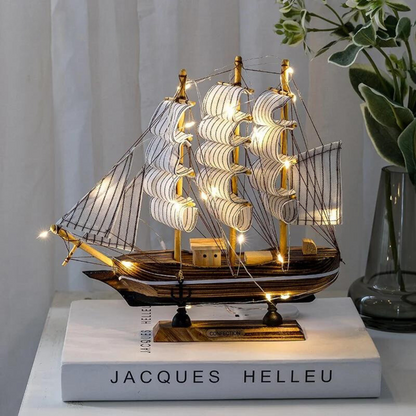 SailGlow – LED-Holzsegelschiff Skulptur für gemütliche Räume