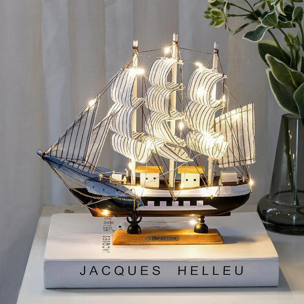 SailGlow – LED-Holzsegelschiff Skulptur für gemütliche Räume
